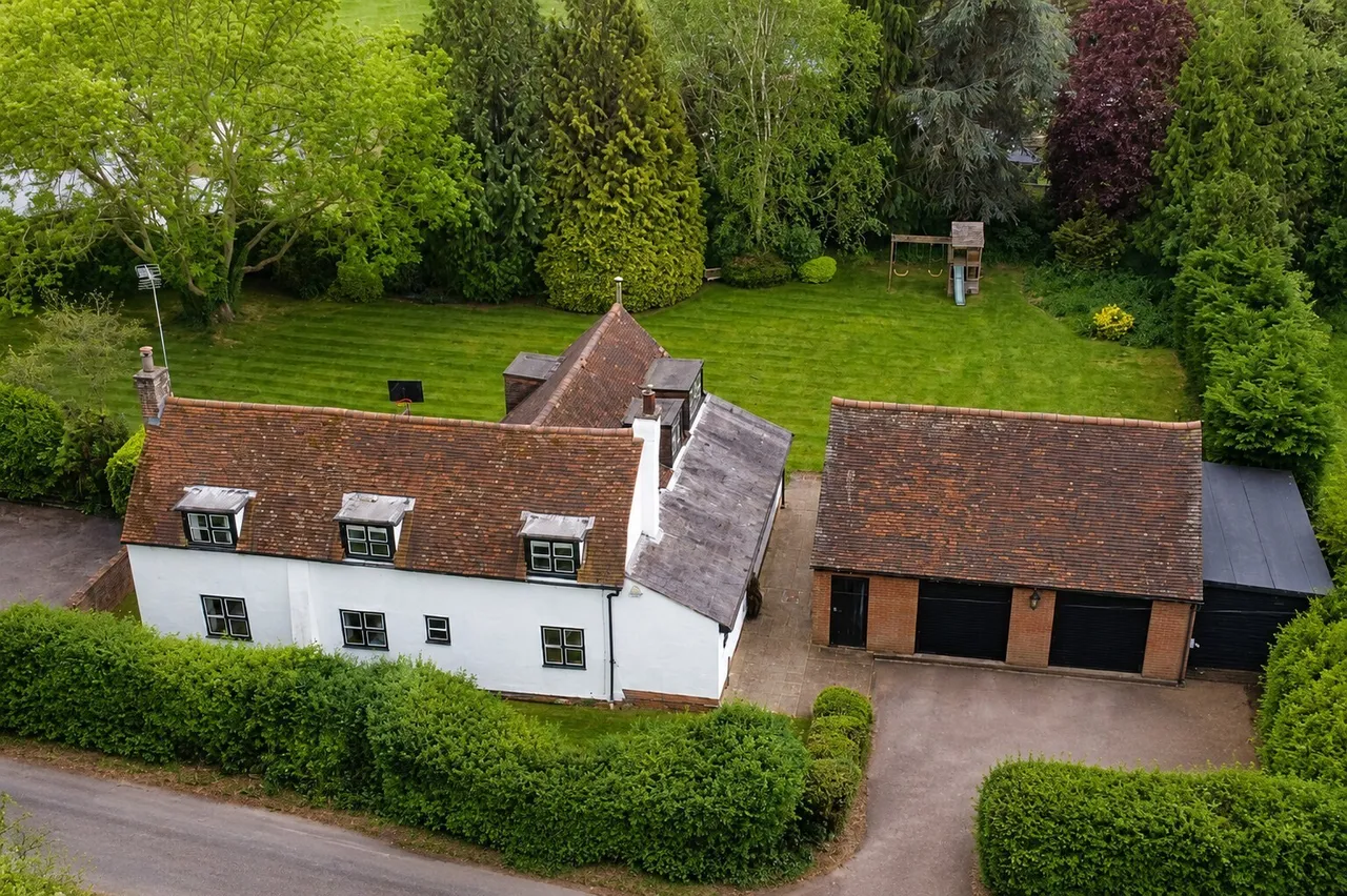 4 bed house for sale — Foxes Lane, North Mymms, AL9