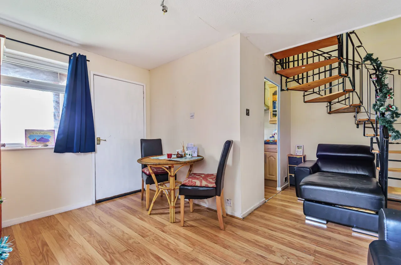 Wooburn Close, Uxbridge, UB8, photo 3