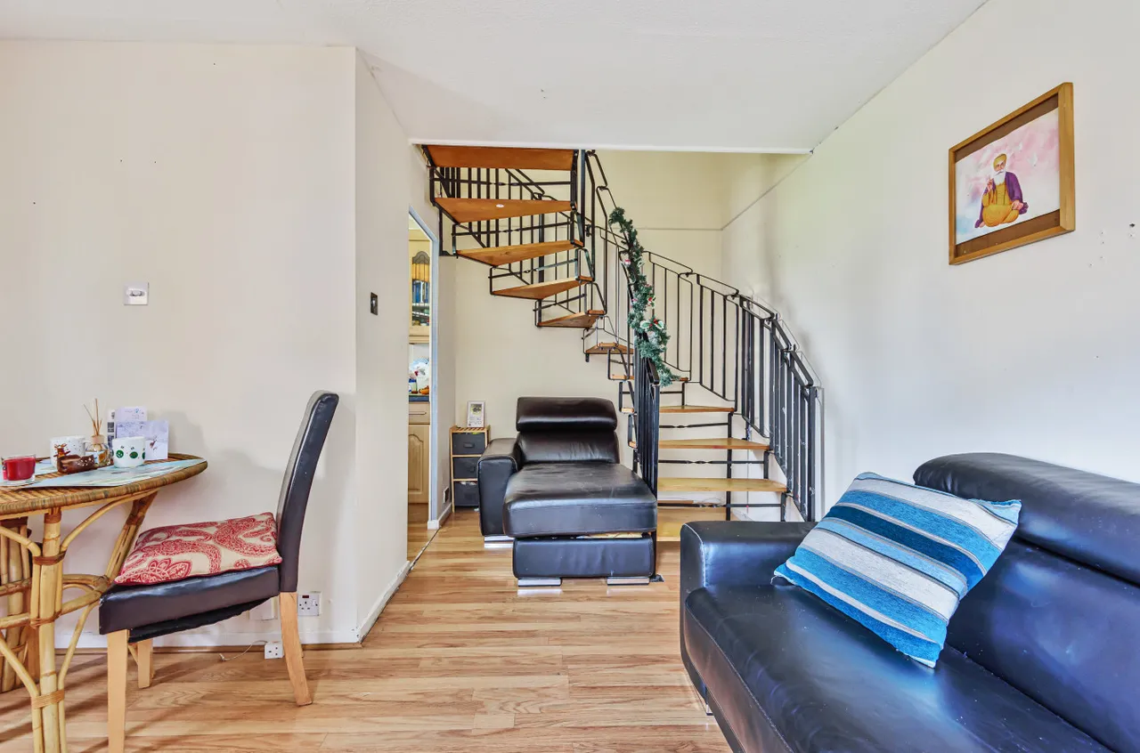 Wooburn Close, Uxbridge, UB8, photo 2