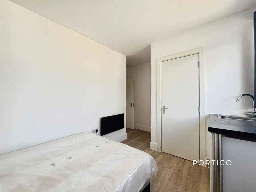 Latchford Place, Chigwell, IG7, photo 3