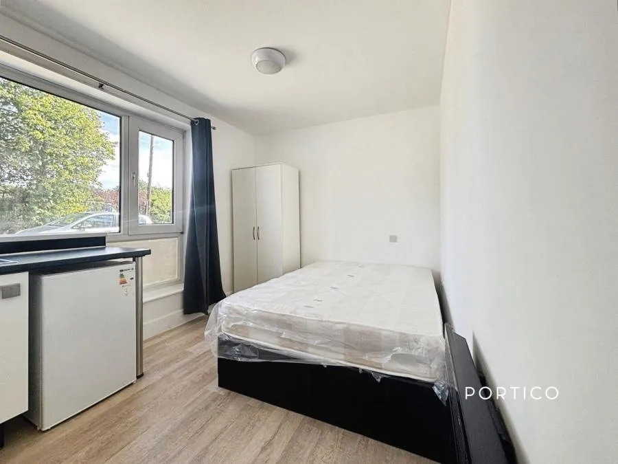 Latchford Place, Chigwell, IG7, photo 2