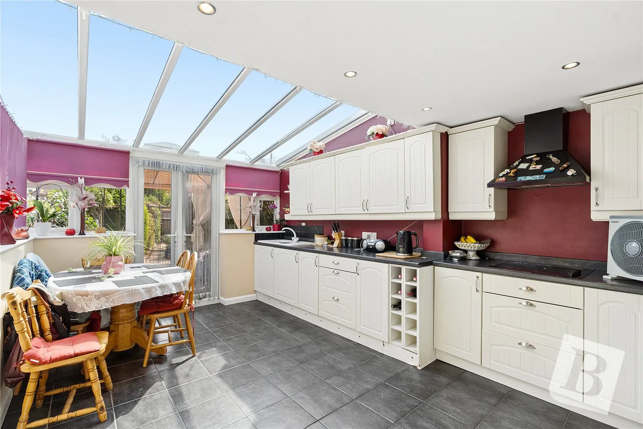 3 bed house for sale — Becontree Avenue, Dagenham, RM8