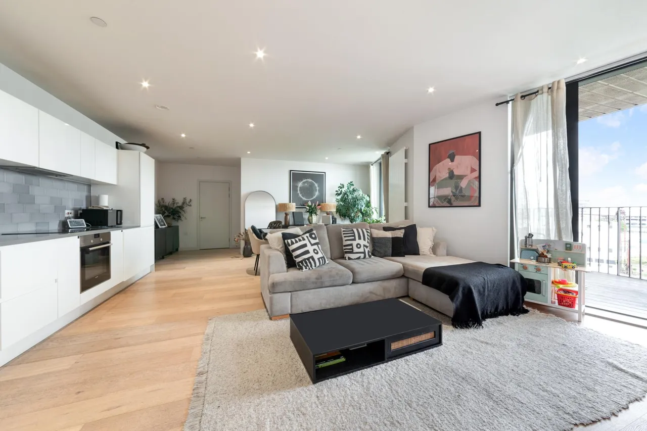 2 bed flat for sale, Mercier Court, Royal Wharf, E16