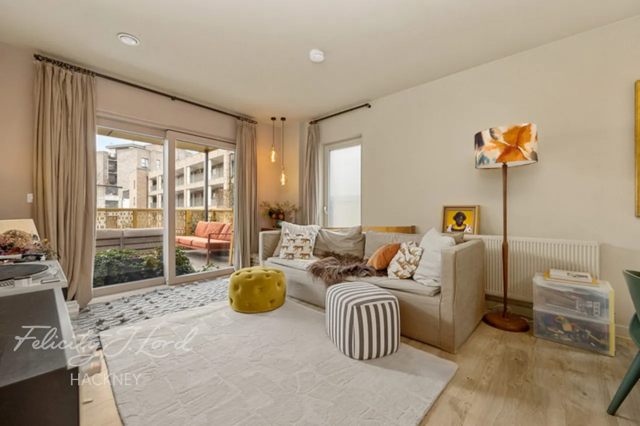 3 bed flat for sale, Homerton High Street, London