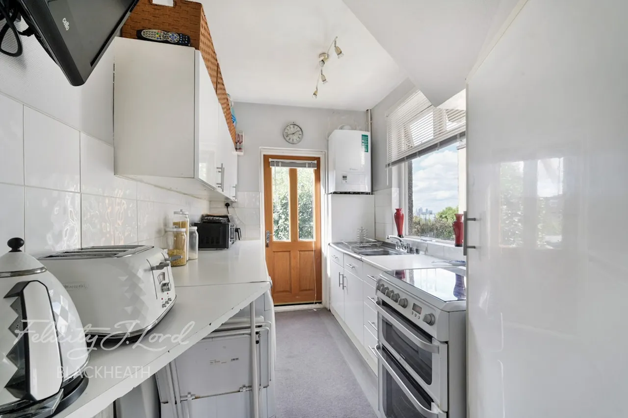 Ankerdine Crescent, London, photo 8