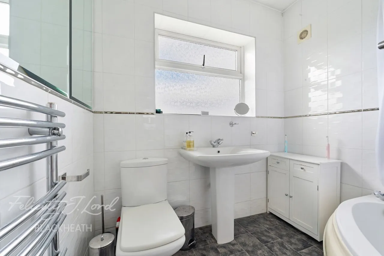 Ankerdine Crescent, London, photo 13