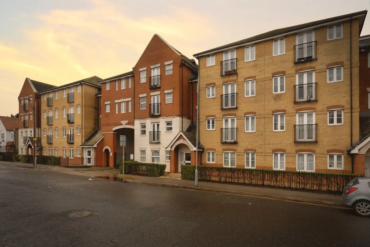 2 bed flat for sale — Tanner Street, Barking