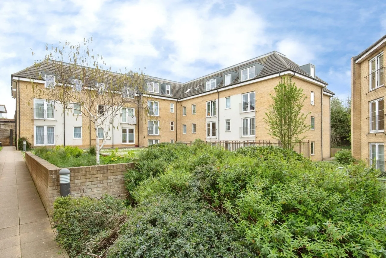 2 bed flat for sale — Watersmeet, Grove Road, Hitchin, Hertfordshire, SG4