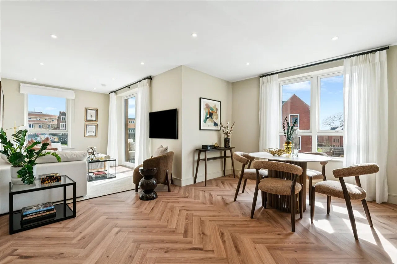 3 bed flat for sale, London Square, Bicknell Way, SW17