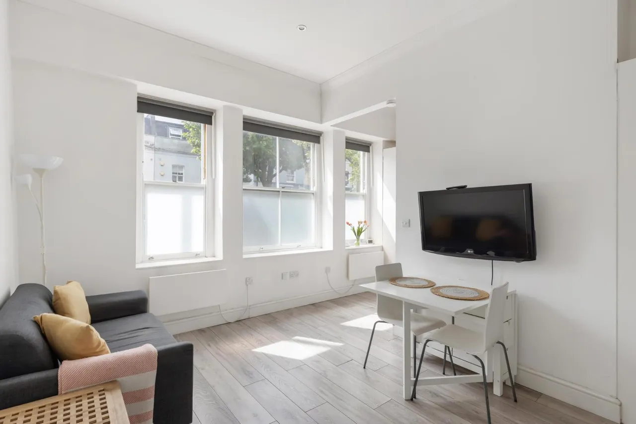 1 bed flat for sale, St Johns Hill, Battersea, SW11
