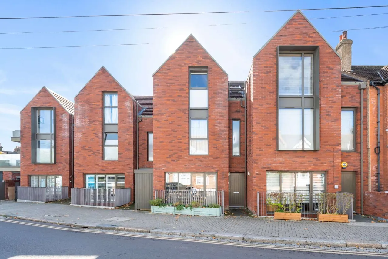 3 bed flat for sale, Pirbright Road, Southfields, SW18