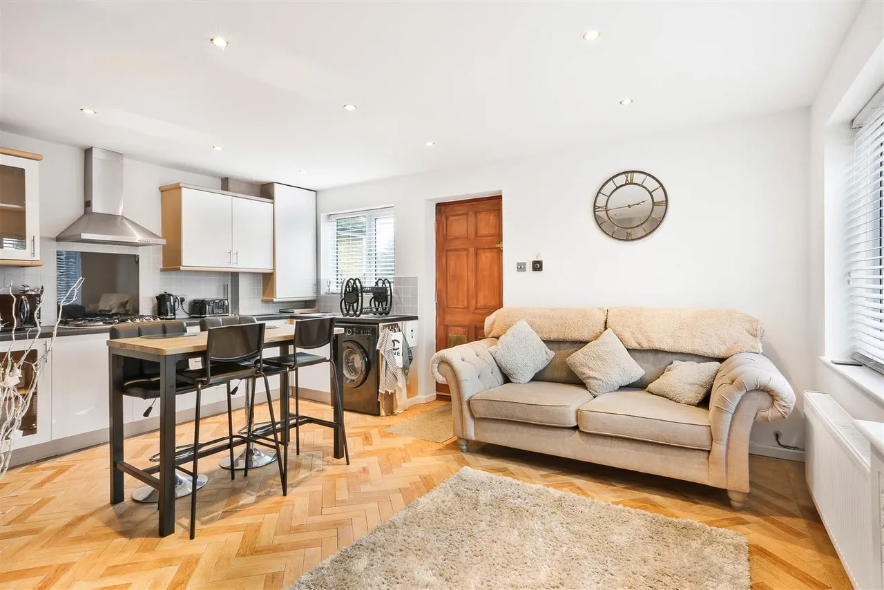 Boscombe Road, Worcester Park, KT4 8PJ, photo 2