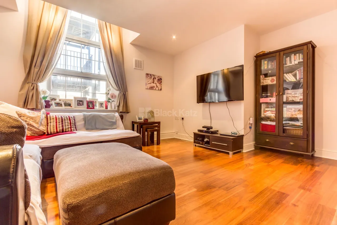 Brook Road, Chartwell Court, NW2, photo 3