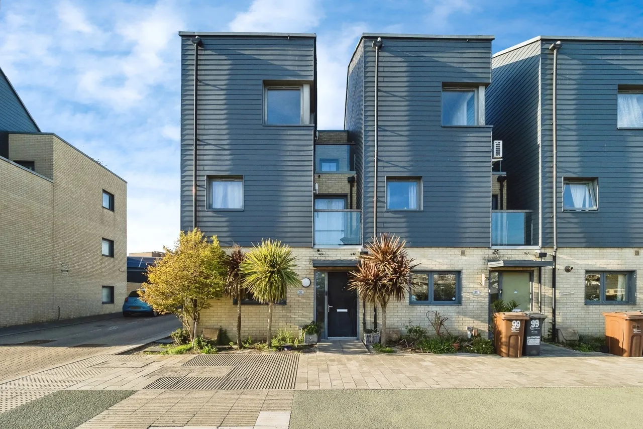 4 bed house for sale — Galleons Drive, Barking, IG11