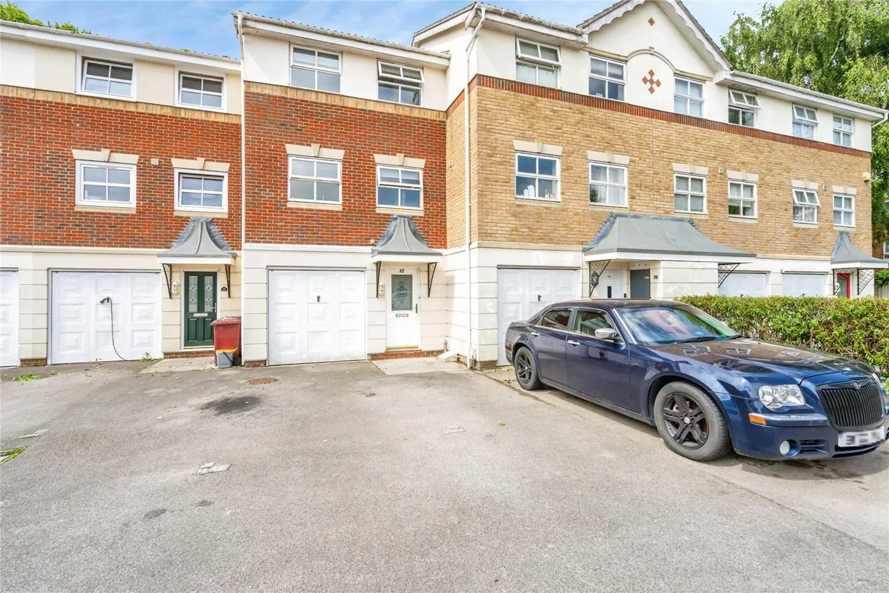 3 bed house for sale, Harvester Close, Chichester, PO19