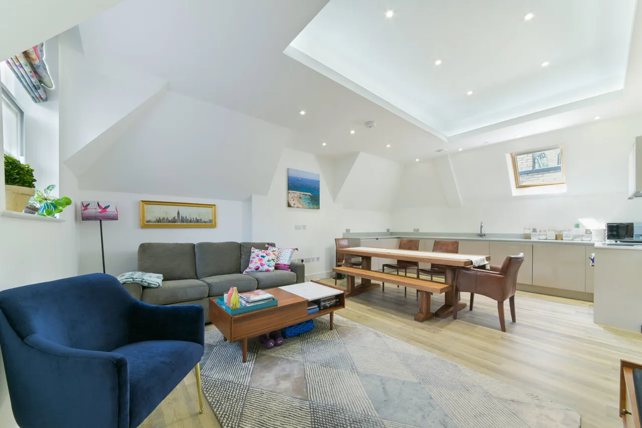 2 bed flat for sale, Hyde Lane, London, SW11