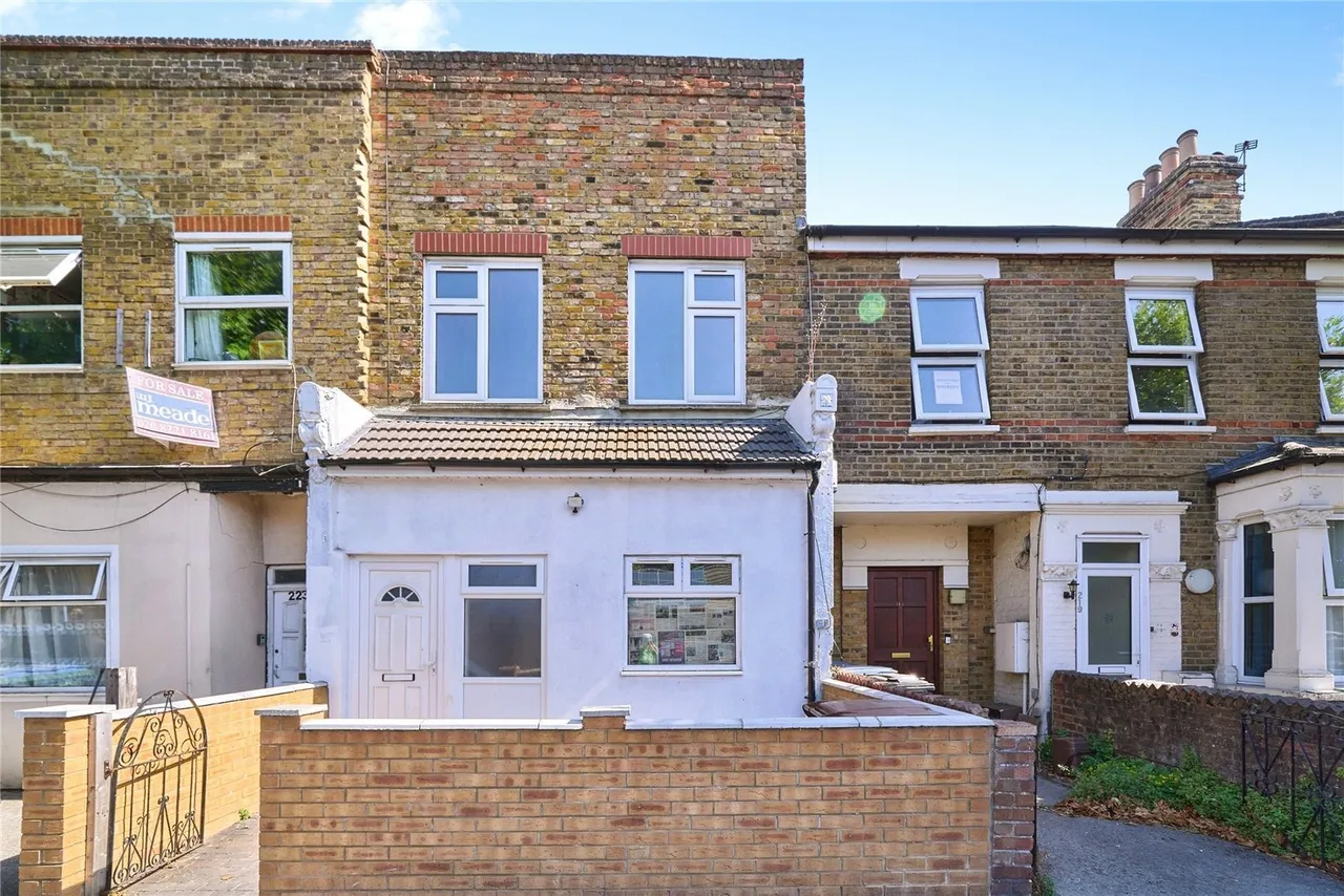 3 bed house for sale — Cann Hall Road, London, E11
