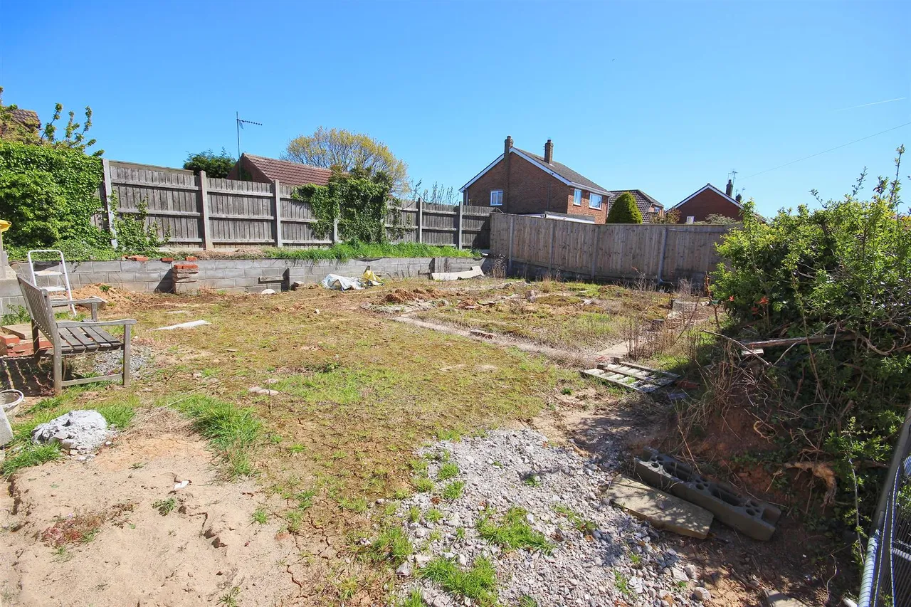 3 bed plot for sale, Main Street, Roos