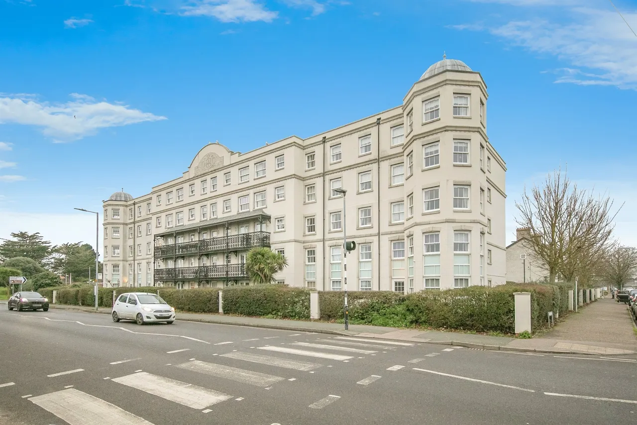 2 bed flat for sale — Marine Parade West, Clacton-On-Sea