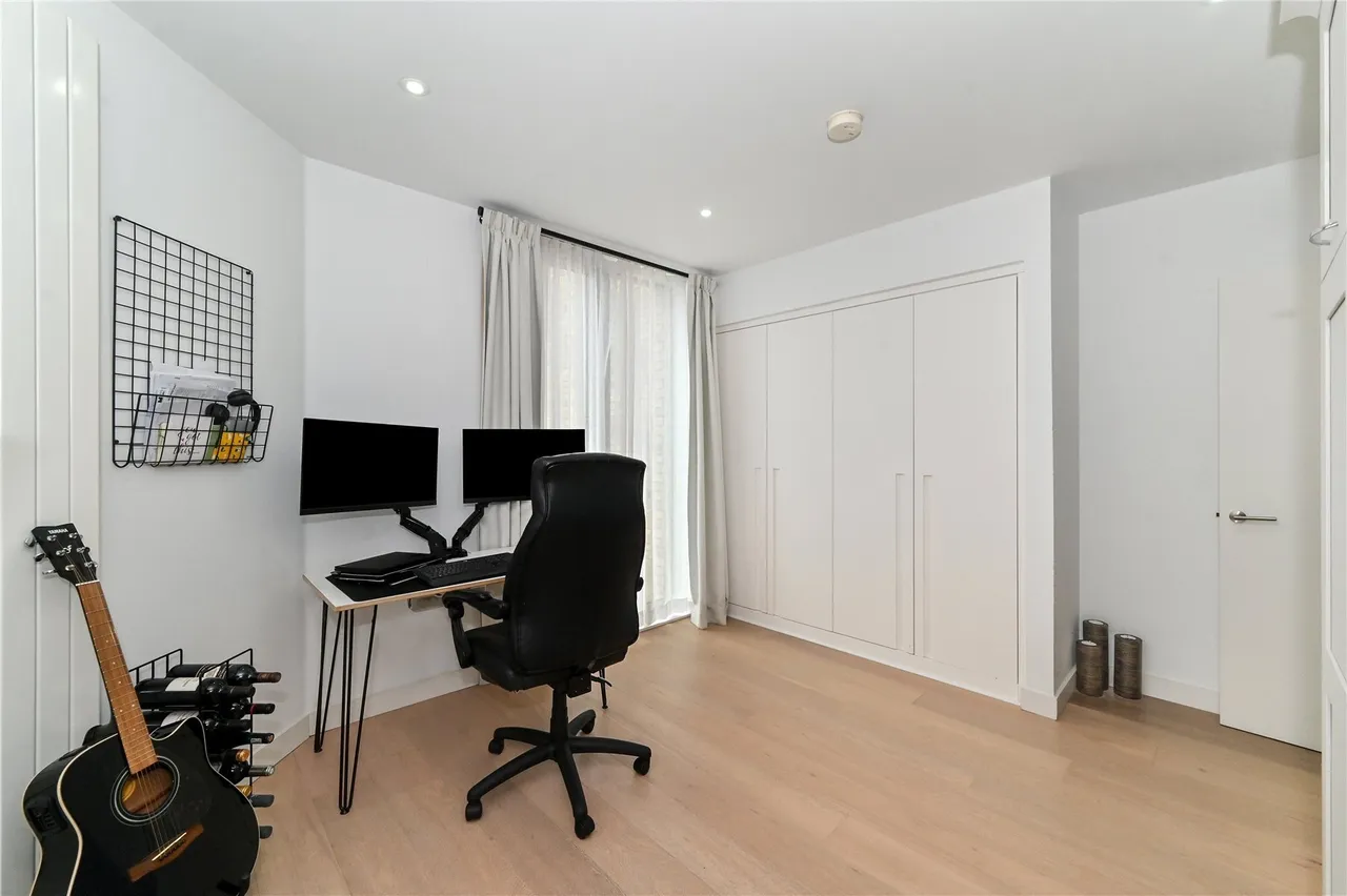 Admiralty Avenue, London, E16, photo 10