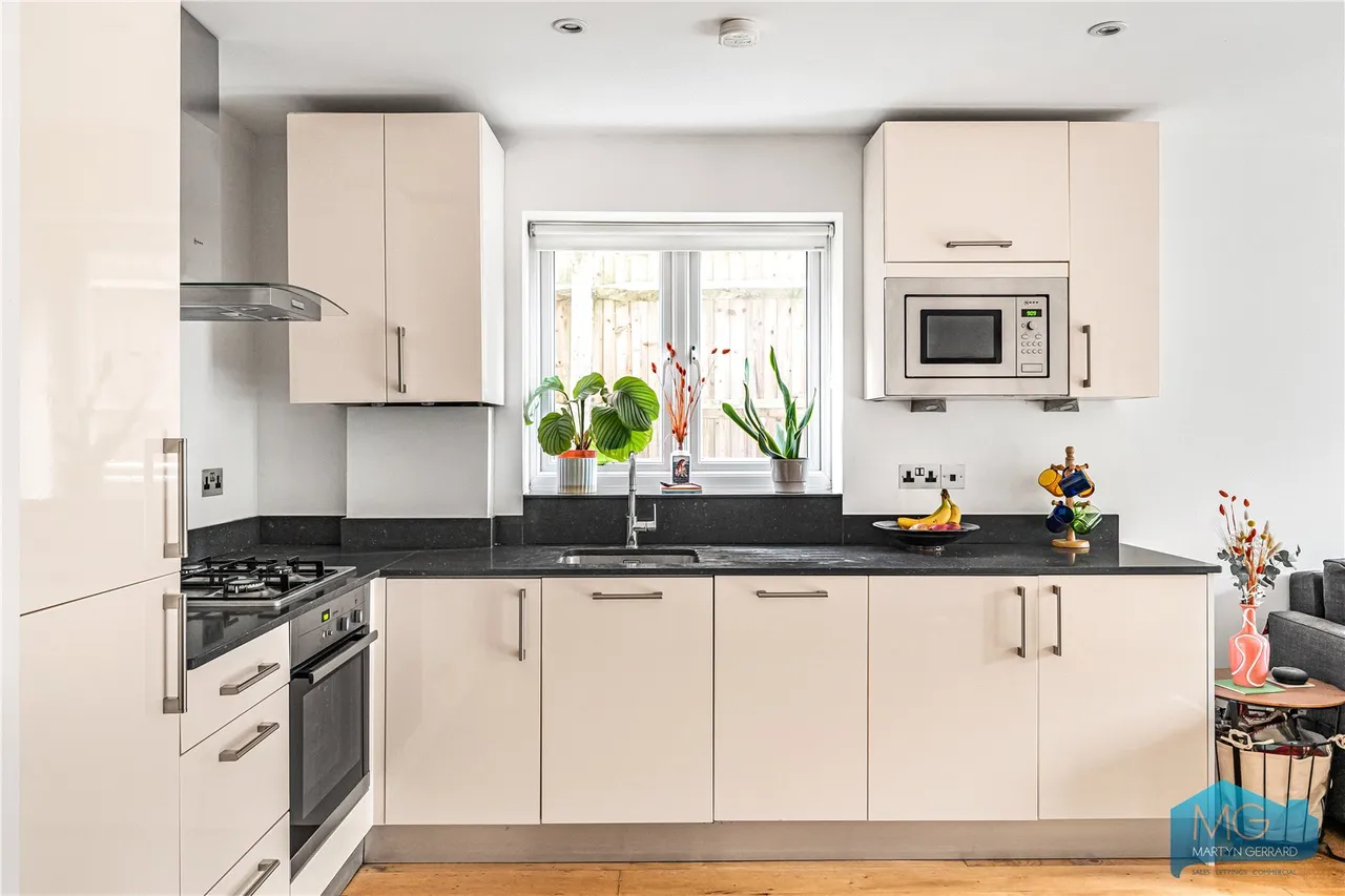 Holden Road, London, N12, photo 2