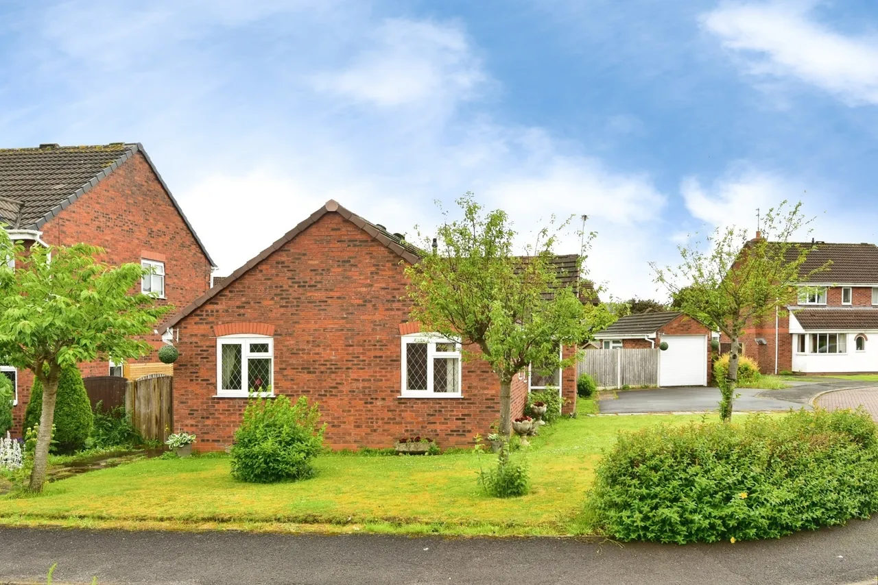 3 bed property for sale — Swettenham Close, STOKE-ON-TRENT, ST7