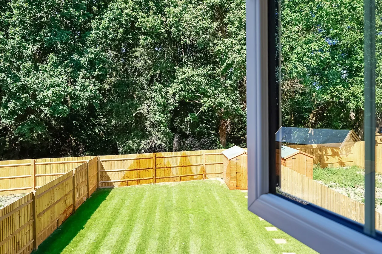 Burstow Grove, Off Haroldslea Drive, RH6, photo 3
