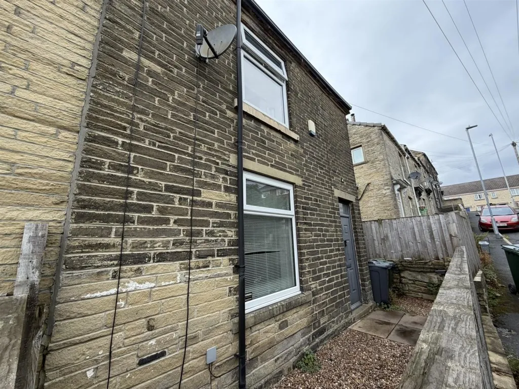 2 bed house to rent, Fleece Street, Bradford, BD6