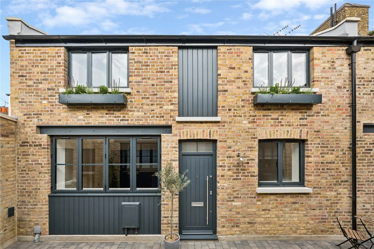 2 bed house for sale, Brixtow Mews, London, SW2