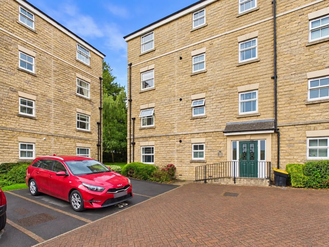 2 bed flat for sale, Bishopdale Court, Halifax, HX1