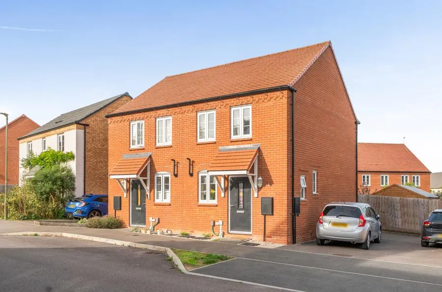 2 bed house for sale, Kestrel Crescent, Witney, OX28