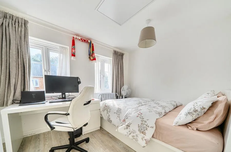Kestrel Crescent, Witney, OX28, photo 12