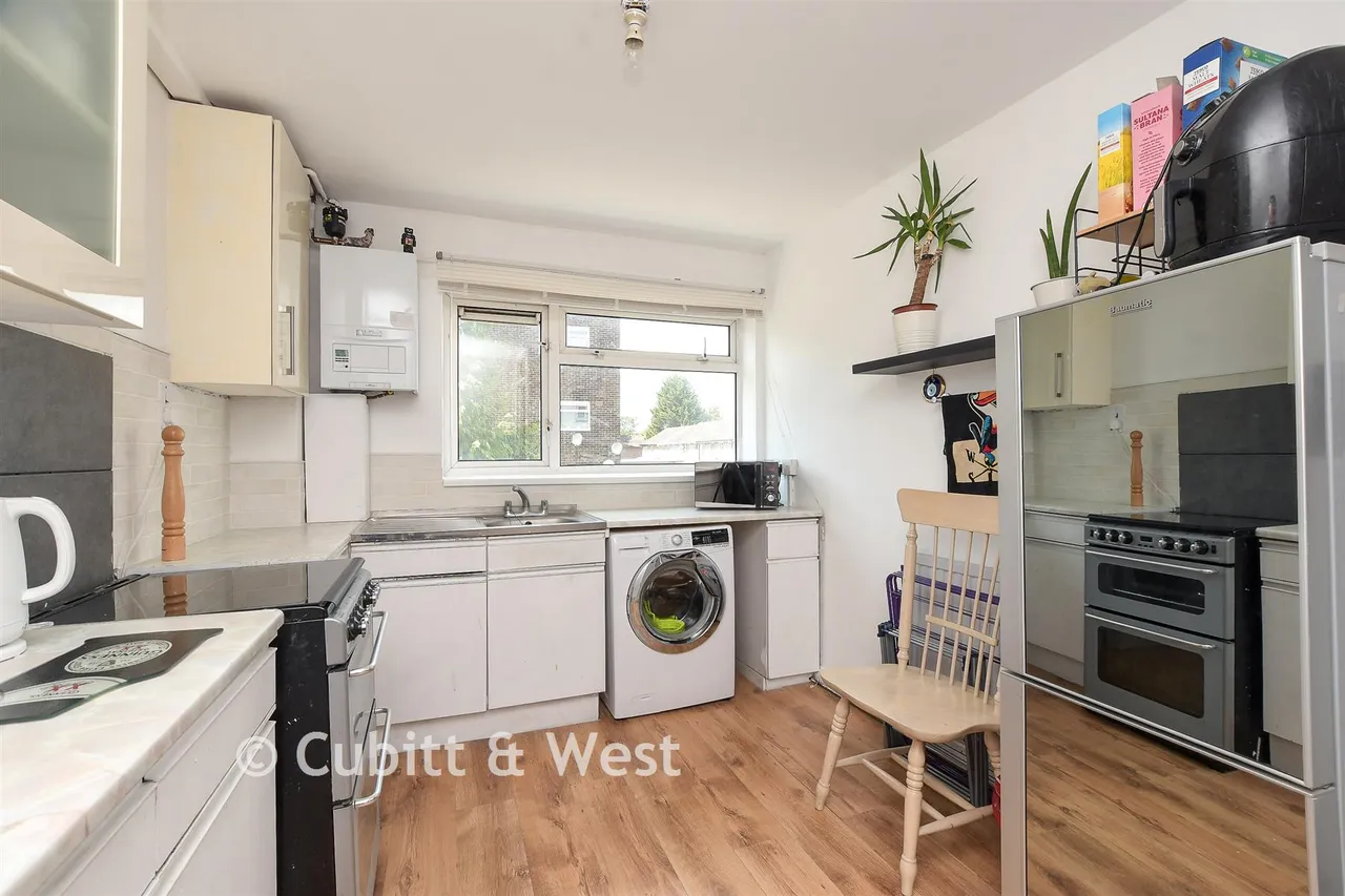 Wakehams Green Drive, Crawley, RH10, photo 6