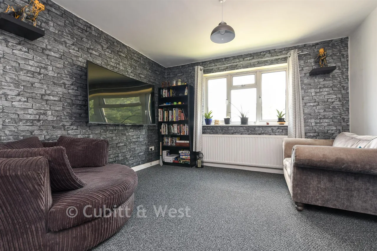 Wakehams Green Drive, Crawley, RH10, photo 2