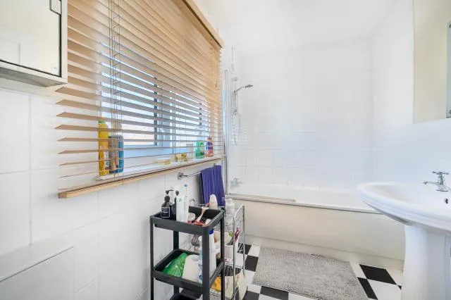Armstrong Road, Englefield Green, TW20, photo 7
