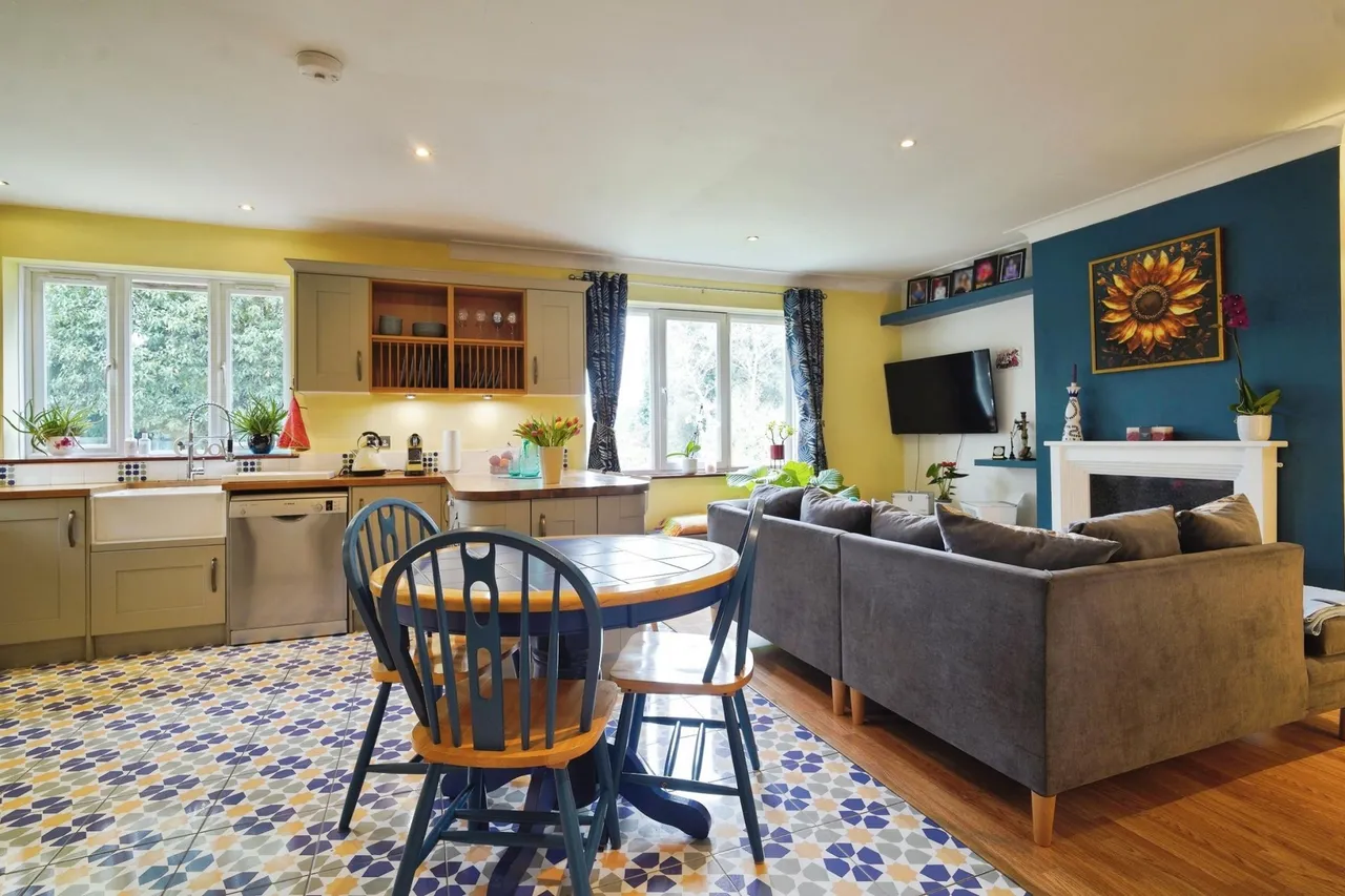 3 bed flat for sale, Palace Road, London, SW2