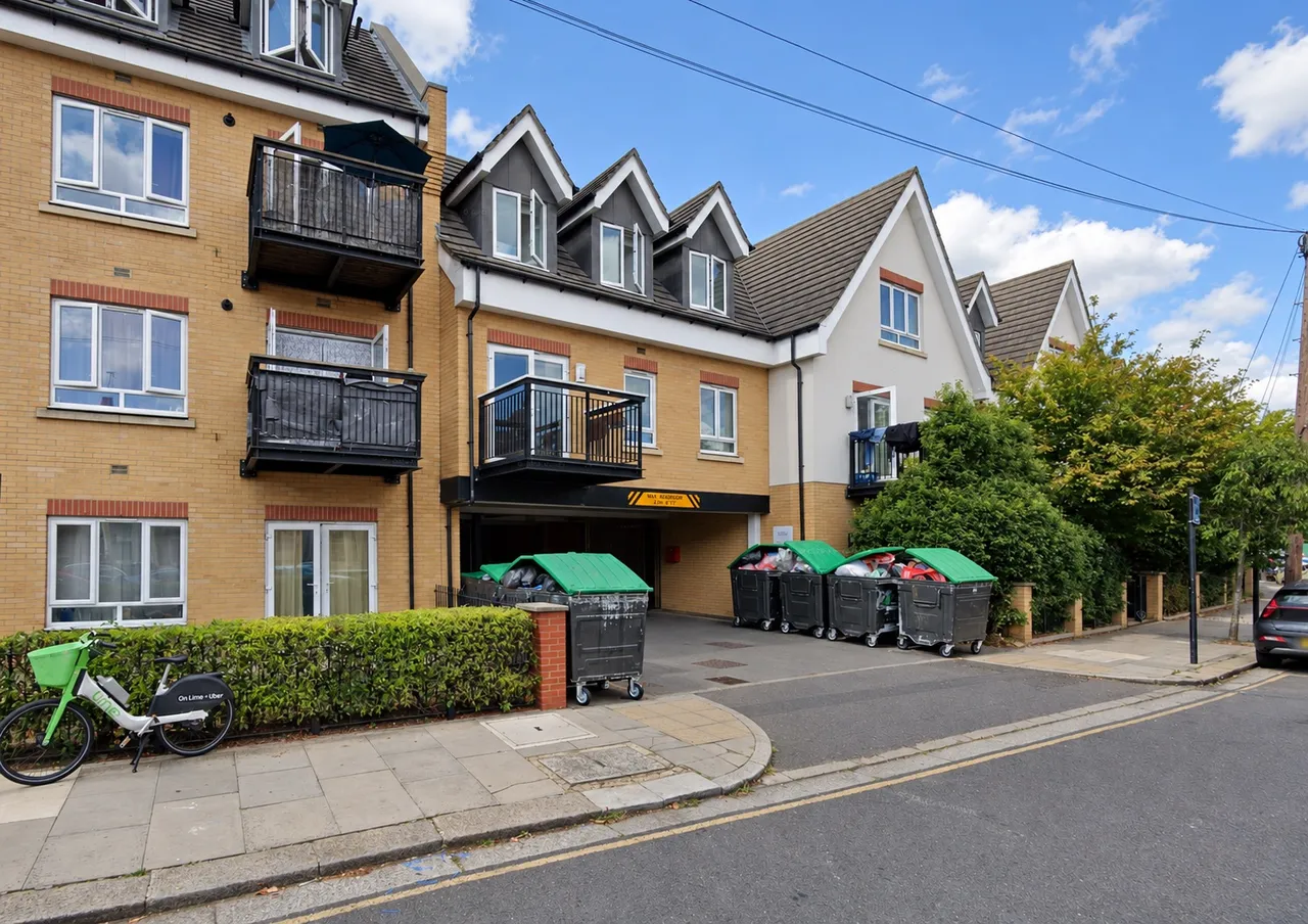 1 bed flat for sale, Featherstone Road, Southall, UB2