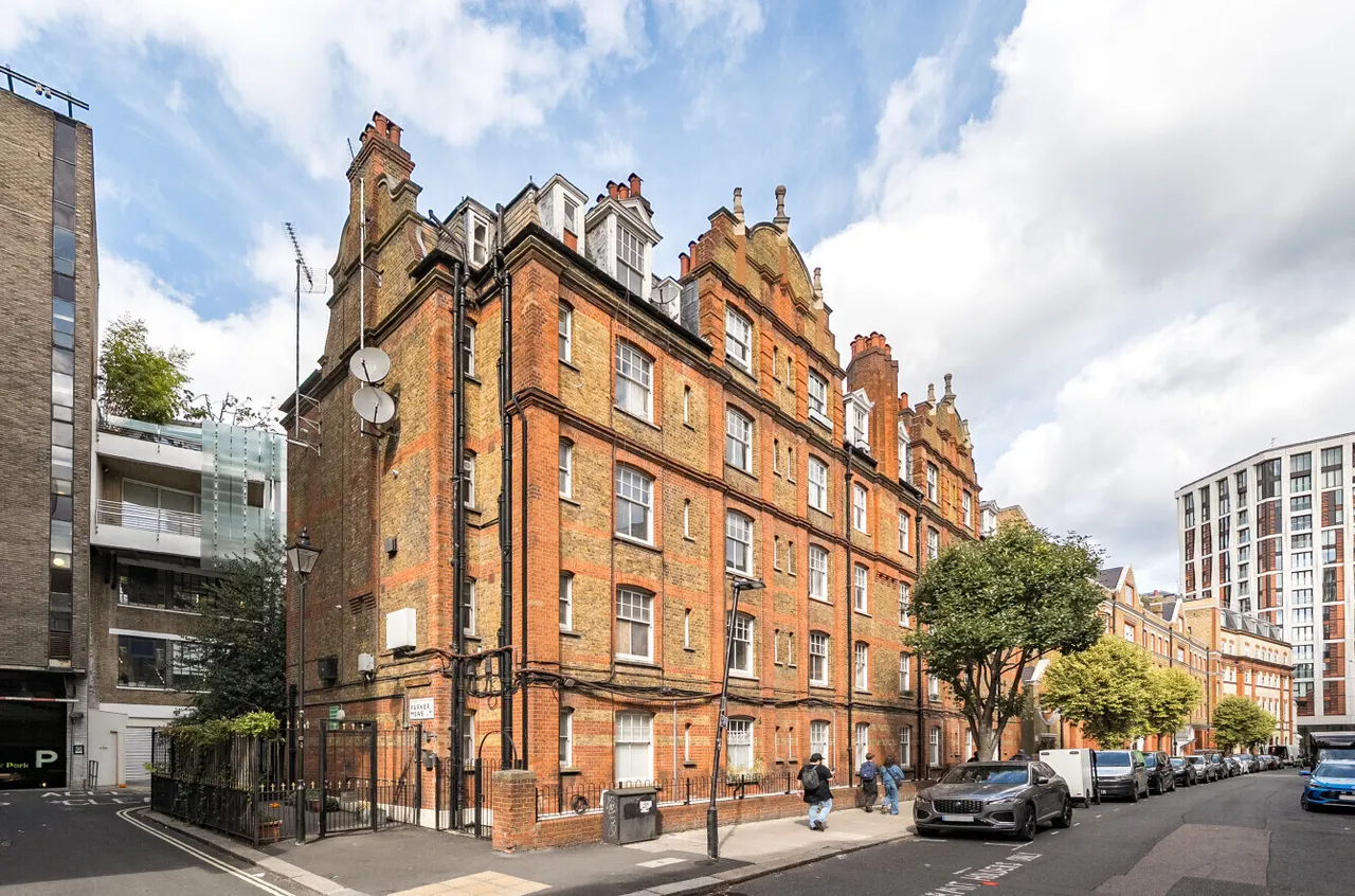 1 bed flat for sale — Parker Mews, London
