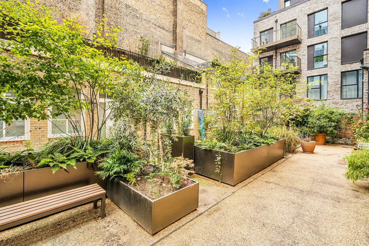 Parker Mews, London, photo 2