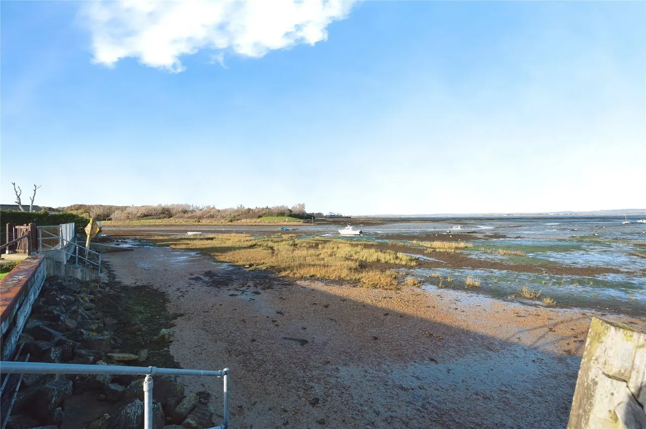 Eastoke Avenue, Hayling Island, PO11, photo 2