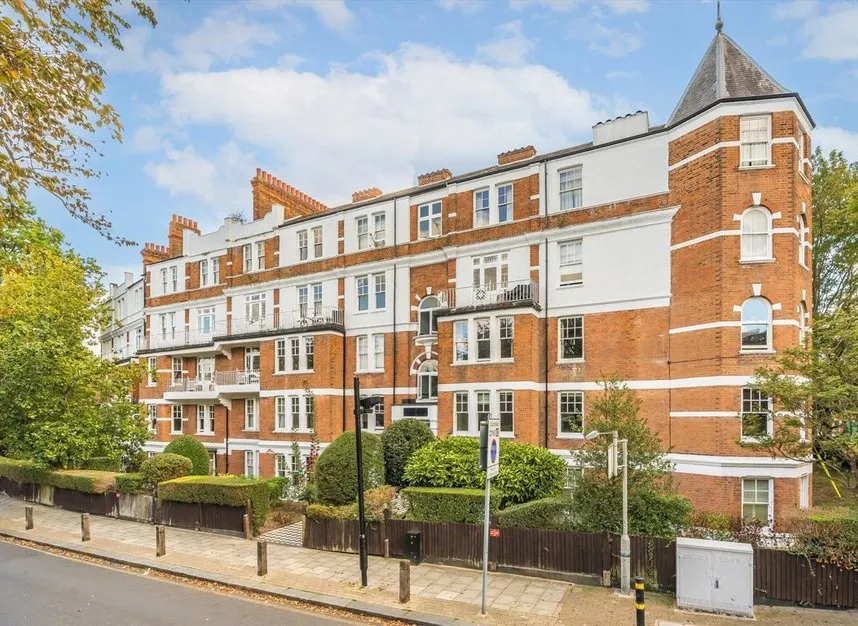 4 bed flat to rent, Upper Richmond Road, Putney, SW15