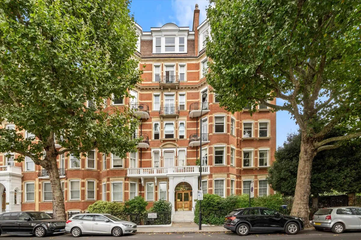 3 bed flat to rent, Marloes Road, London, W8