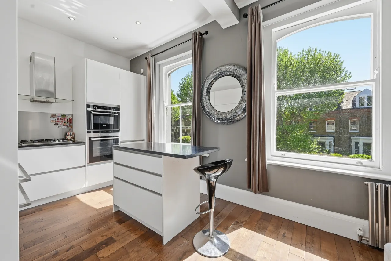 3 bed flat for sale — Brondesbury Road, Queens Park, NW6 6BP