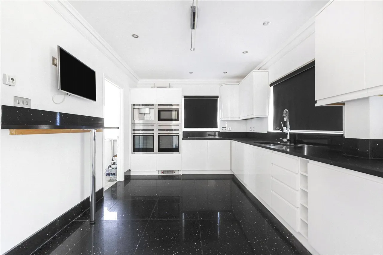 Meadowbanks, Barnet Road, Arkley, Hertfordshire, EN5 3LY, photo 5