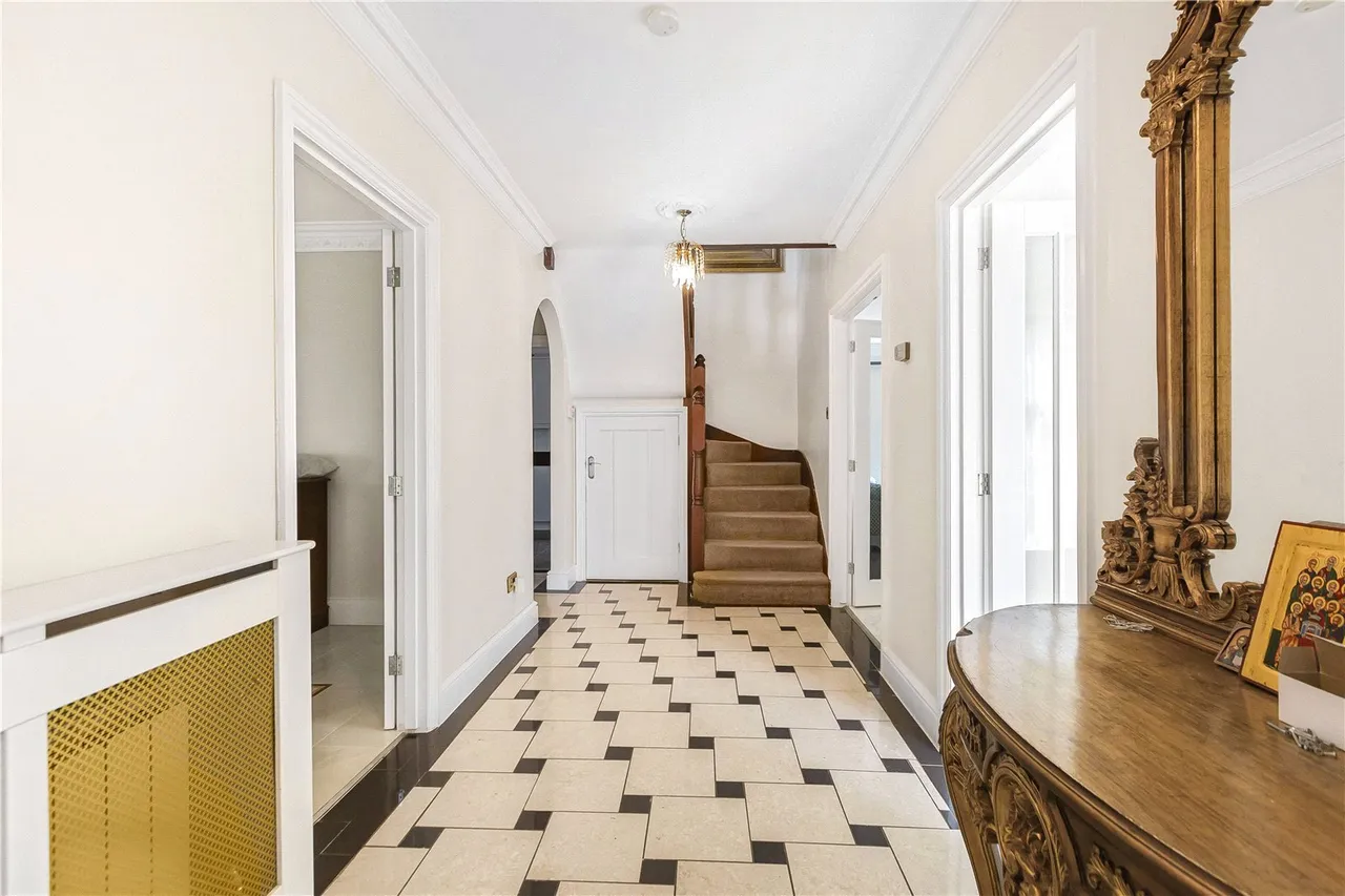 Meadowbanks, Barnet Road, Arkley, Hertfordshire, EN5 3LY, photo 2