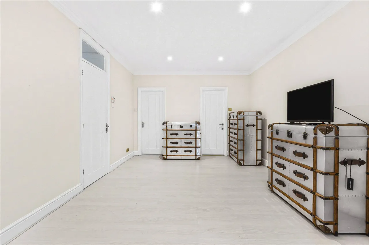 Meadowbanks, Barnet Road, Arkley, Hertfordshire, EN5 3LY, photo 9