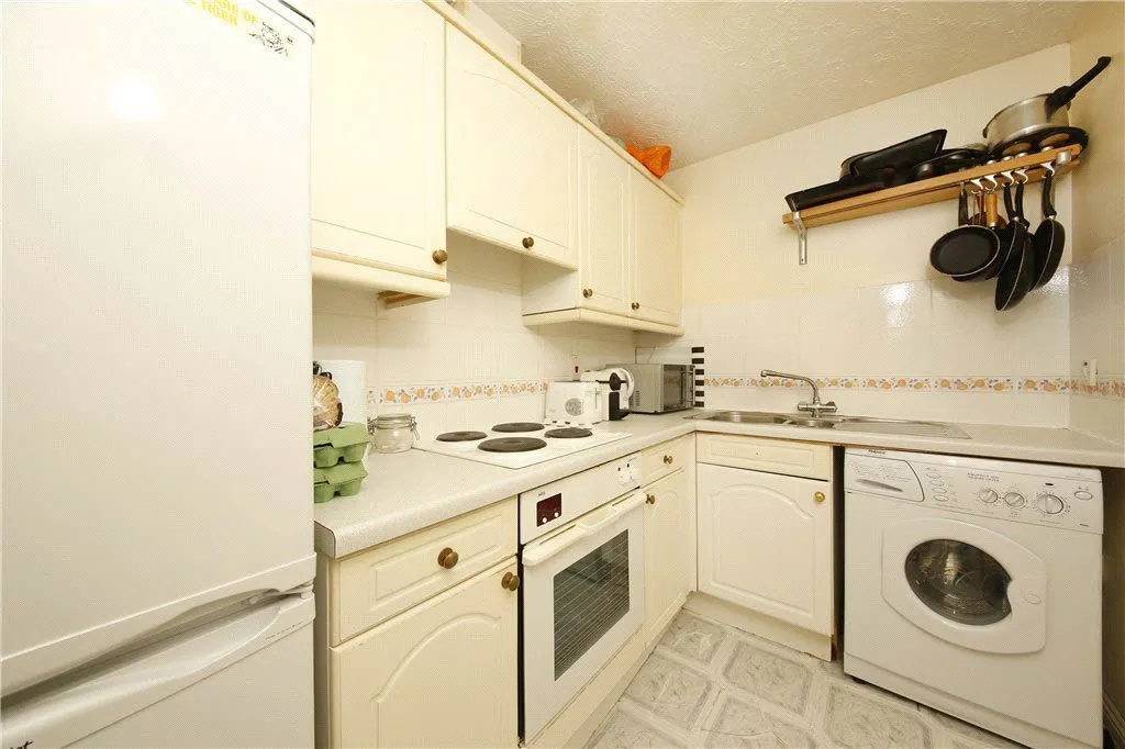 Flat 83, 13 Sheppard Drive, London, photo 2