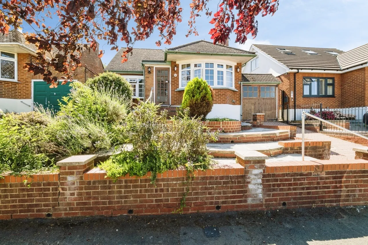 2 bed property for sale — Lechmere Avenue, CHIGWELL, Essex, IG7