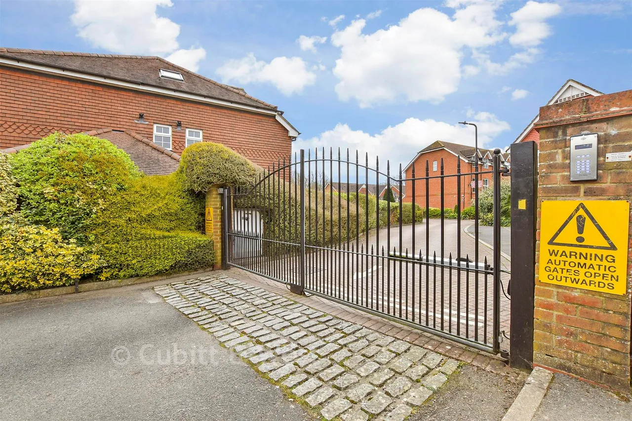 Greenacres, Lower Kingswood, KT20, photo 16
