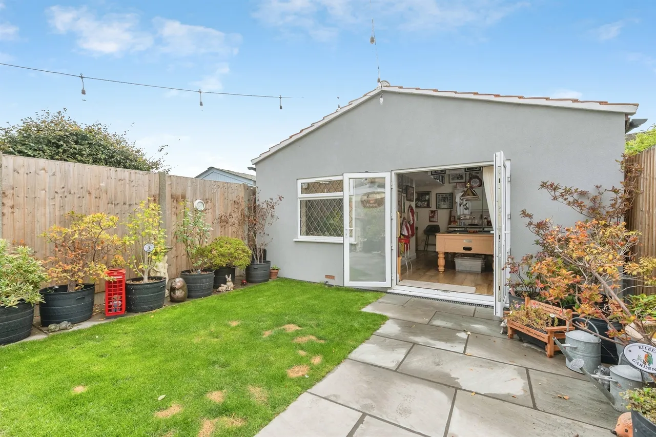 Newtons Close, Rainham, RM13, photo 8